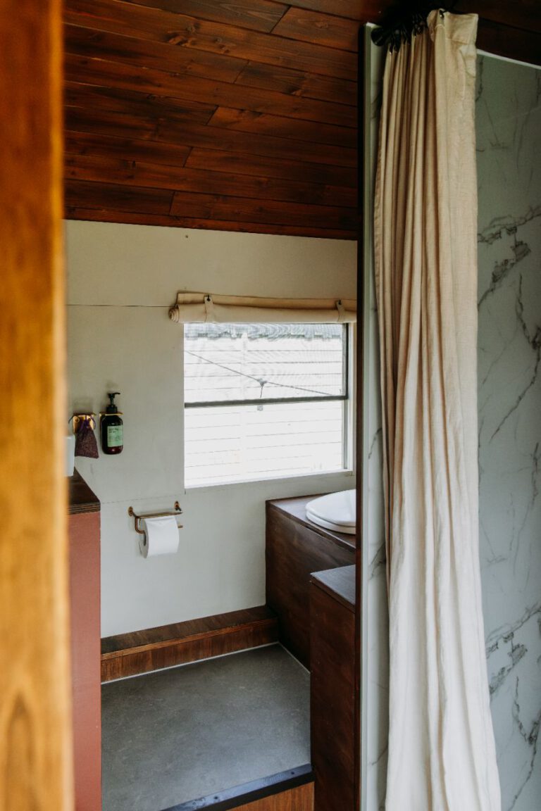 badkamer Amerikaanse schoolbus Camping de tulpenweide