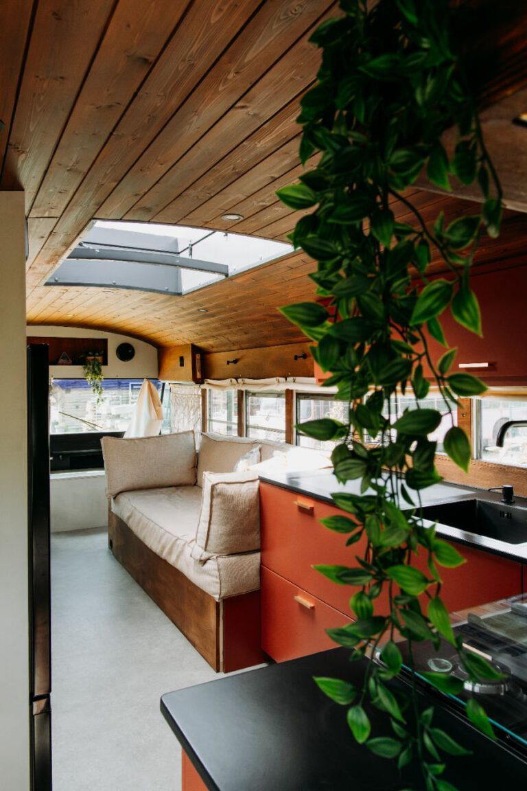 Amerikaanse schoolbus Camping de tulpenweide