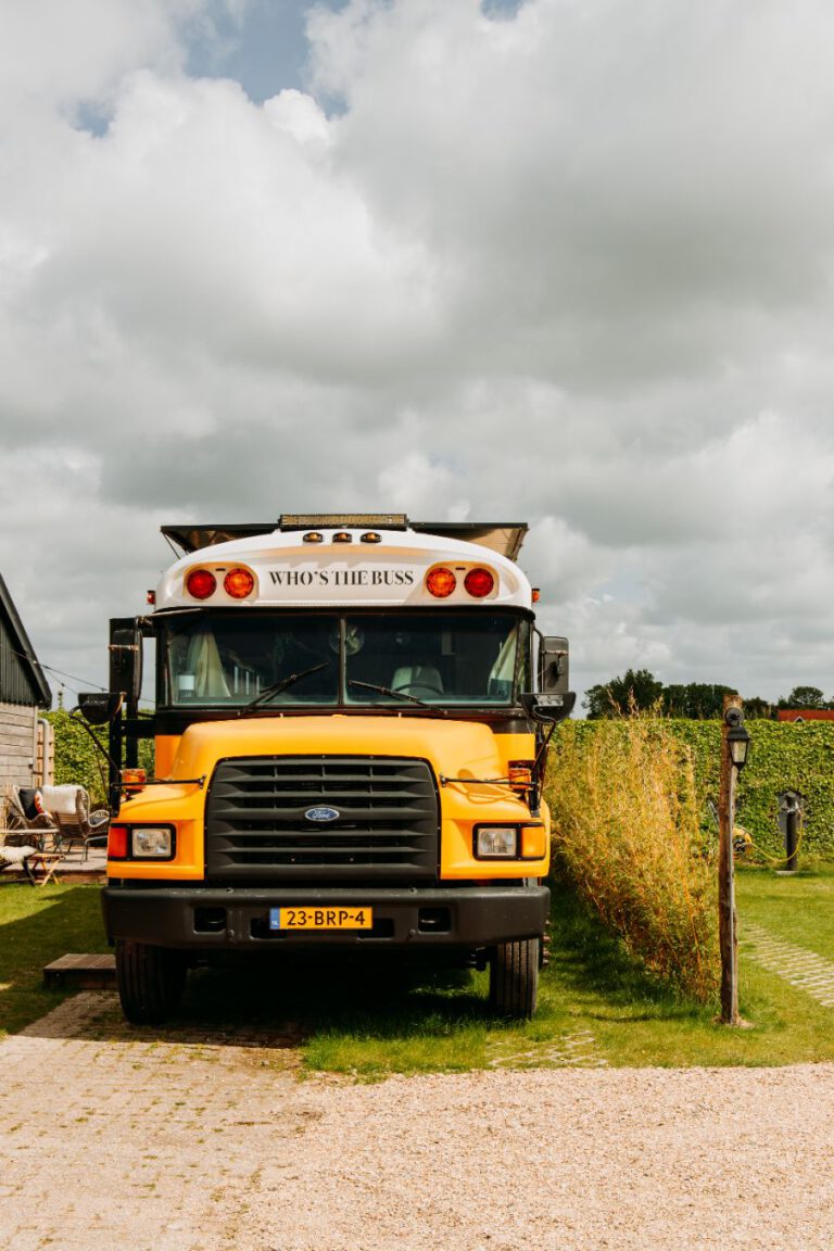 Amerikaanse schoolbus Camping de tulpenweide